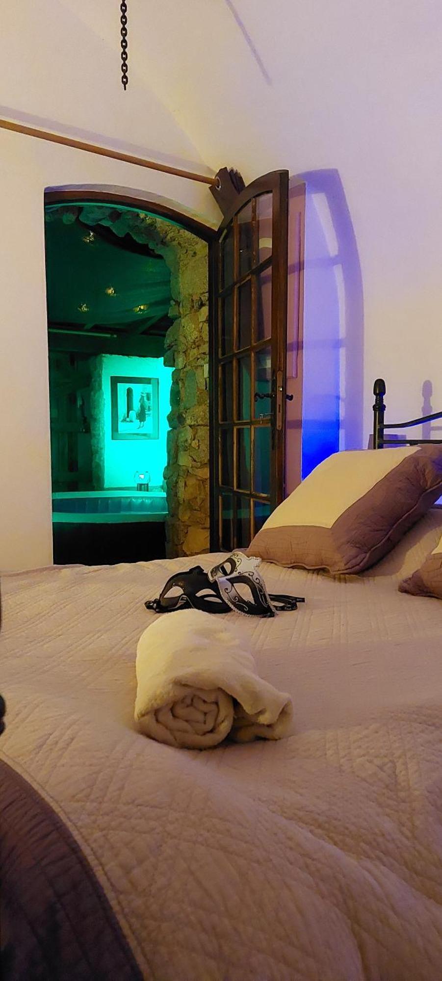 Chambre Love Romantique Avec Spa Privee Кальви Экстерьер фото